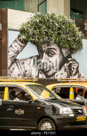 Taxis in Mumbai street scene mit einem wandbild an der Wand im Hintergrund Stockfoto
