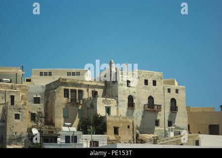 Historische Altstadt auf Naxos Insel Griechenland. Erbaut von den Venezianern, Blick auf die Kastro, das Verteidigungsviertel. Alte Häuser in der Chora. Speicherplatz kopieren. Stockfoto