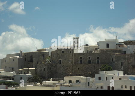 Historische Altstadt auf Naxos Insel Griechenland. Erbaut von den Venezianern, Blick auf die Kastro, das Verteidigungsviertel. Blauer Himmel und Wolken. Speicherplatz kopieren. Stockfoto