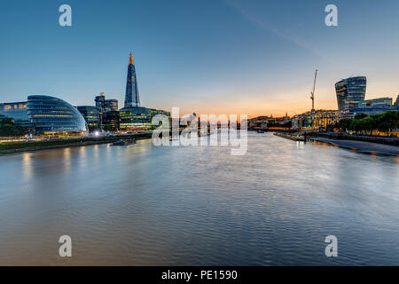 Blick auf die Themse in London, nach Sonnenuntergang mit dem Wolkenkratzer der Stadt und der Turm Stockfoto