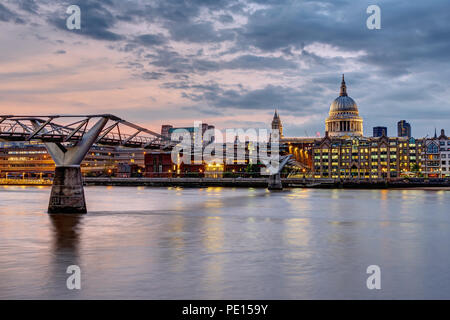 Die Millennium Bridge und St. Paul's Cathedral in London, UK, bei Sonnenuntergang