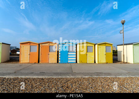 Bunte Badehäuschen in Seaford, England gesehen Stockfoto