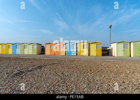 Bunte Beach Cabins in Seaford, England gesehen Stockfoto