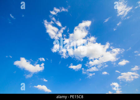 Weitwinkel mit schönen blauen Himmel und weißen Wolken. Stockfoto