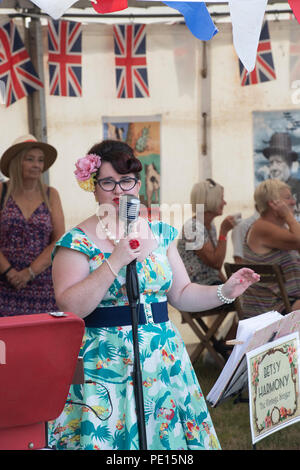 Betsy Harmonie vintage Sänger, in einem Zelt an einem Steam Fair in England singen Stockfoto