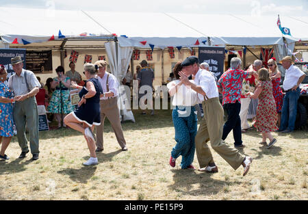 Paare tanzen Lindy Hop zu einem Steam Fair in England Stockfoto