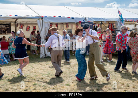 Paare tanzen Lindy Hop zu einem Steam Fair in England Stockfoto