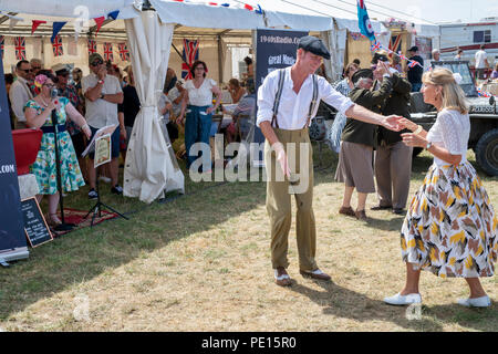 Paare tanzen Lindy Hop zu einem Steam Fair in England Stockfoto