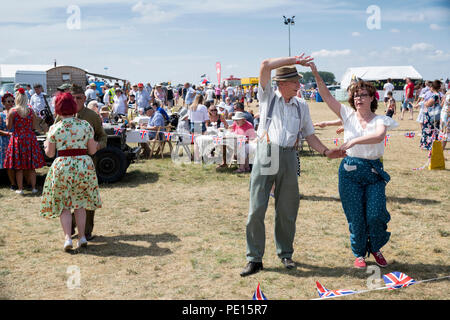 Paare tanzen Lindy Hop zu einem Steam Fair in England Stockfoto