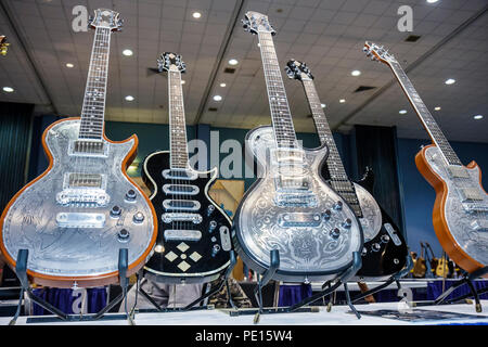 Miami Beach Florida, Convention Center, Zentrum, Newport Guitar Festival, Festivals Messe, Show, Musikinstrument, Instrumente, verkaufen, kaufen, Verkäufer Stand Stockfoto