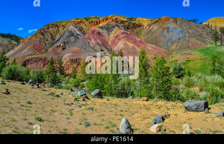 Blick auf unrealy schönen farbigen Ton Klippen in Altai Gebirge, Russland. Sommer Landschaft, dem Mars und Kyzyl - Kinn Tal mit Stockfoto