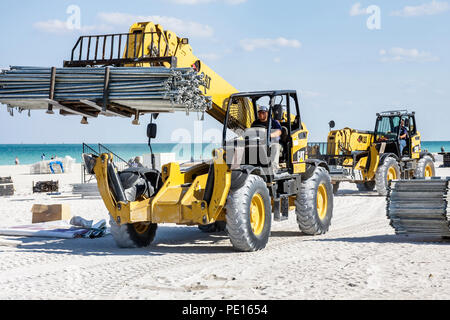 Miami Beach Florida, Atlantischer Ozean, Wasser, öffentlicher Strand, schwere Ausrüstung, Caterpillar, Event-Setup, tragen, Aufzug, Betreiber, Fahrer, unter der neuen Baustelle b Stockfoto