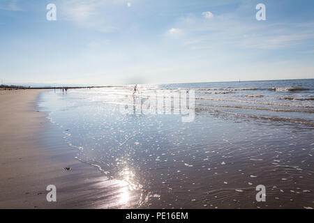 Die bunten Einrichtungen entlang der zentralen Strandpromenade in Prestatyn, North Wales, UK. Während der Sommerhitze, 2018 übernommen. Gut für den Tourismus Themen Stockfoto