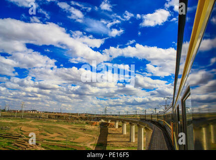 Die Gobi, Mongolei - von Süden kommend, die Transmongolische Eisenbahn verbindet China und Russland, der eine atemberaubende Schönheiten aus der hinteren Fenster Stockfoto