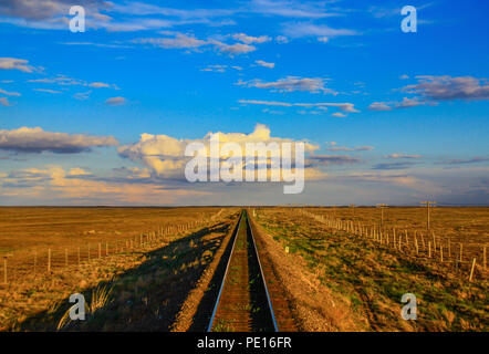 Die Gobi, Mongolei - von Süden kommend, die Transmongolische Eisenbahn verbindet China und Russland, der eine atemberaubende Schönheiten aus der hinteren Fenster Stockfoto