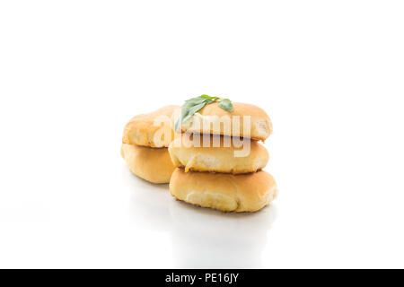 Torten mit Füllung auf weißem Hintergrund Stockfoto