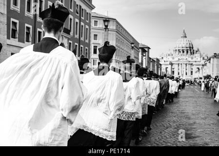 Italien-rom - 7. September 2017 - Fest der Wallfahrt des Gipfels pontificum Zum zehnten Jahrestag, Priester und Ordensleute und Nonnen im Pr Stockfoto