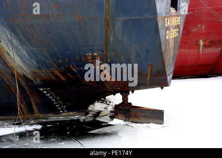 Ruder der Fracht Schiff angedockt in gefrorenen Hafen in Montreal, Kanada Stockfoto