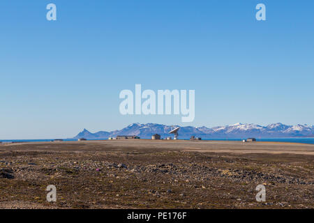 Satellitenschüssel in Ny Alesund, Svalbard, Spitzbergen, blauen Himmel, Berge, Landschaft Stockfoto