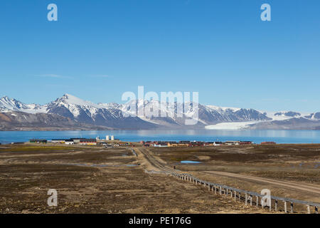 Straße nach Ny Alesund Stadt, Svalbard, Spitzbergen, blauen Himmel, Berge Stockfoto