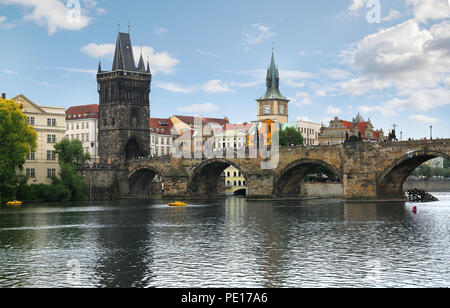 Prag, Tschechische Republik - 11.Juni, 2018 - Ansicht der berühmten Karlsbrücke (Karluv most) über der Moldau in Prag, Tschechische Republik Stockfoto