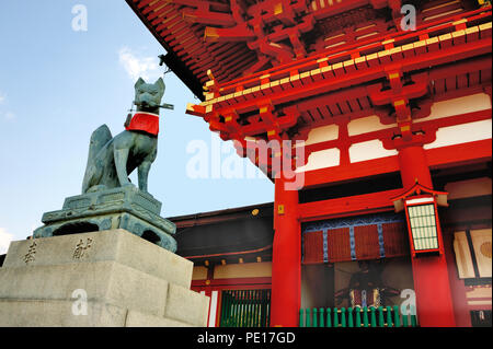 Fox im Fushimi Inari Taisha Shrine zweistöckigen Tor in Kyoto, Japan Stockfoto