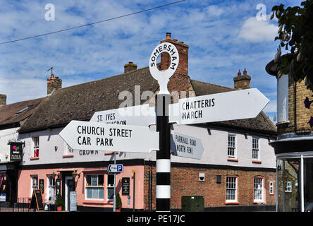 Kreuzung Richtung Zeichen in der Dorfmitte, Somersham, Cambridgeshire, England, Großbritannien Stockfoto