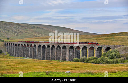 Die cumbrian Mountain Express, gezogen von historischen Dampflok Nr. 45699 Galatea, überquert die Ribblehead Viadukt in North Yorkshire als eisenbahnfreunde zum 50. Jahrestag des Ende der regulären Mainline steam Dienste markieren. Stockfoto