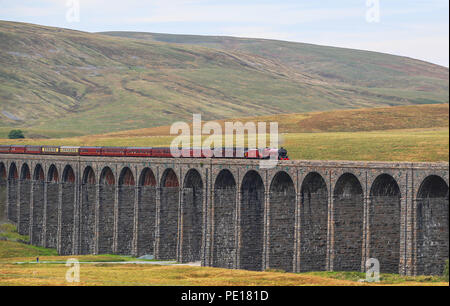 Die cumbrian Mountain Express, gezogen von historischen Dampflok Nr. 45699 Galatea, überquert die Ribblehead Viadukt in North Yorkshire als eisenbahnfreunde zum 50. Jahrestag des Ende der regulären Mainline steam Dienste markieren. Stockfoto