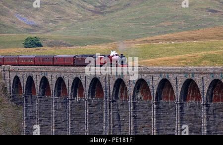 Die cumbrian Mountain Express, gezogen von historischen Dampflok Nr. 45699 Galatea, überquert die Ribblehead Viadukt in North Yorkshire als eisenbahnfreunde zum 50. Jahrestag des Ende der regulären Mainline steam Dienste markieren. Stockfoto