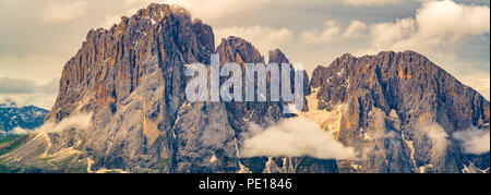 Panoramablick auf den Kalkstein der Italienischen Alpen die Dolomiten am Secada Peak in Südtirol Italien Stockfoto