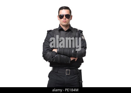 Seriuse Cop in Sonnenbrille und schwarzen Uniform mit Body Armor auf weißem Hintergrund. Polizisten in spezielle Munition Stockfoto