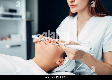 Gesicht Verjüngung Verfahren zu Frau, Schönheit, Medizin, Kosmetik Klinik. Gesichtspflege in Spa Salon Stockfoto