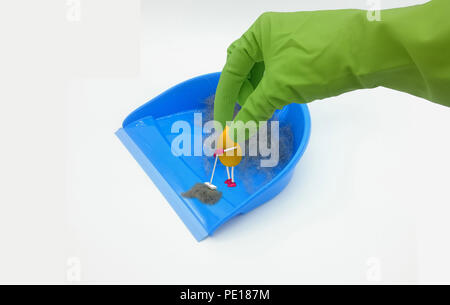 Lustiges 3d Charakter in Tropfenform fegt Schmutz aus einem handfeger. Eine Hand mit einem grünen Gummihandschuh erreicht. 3D-Darstellung Stockfoto