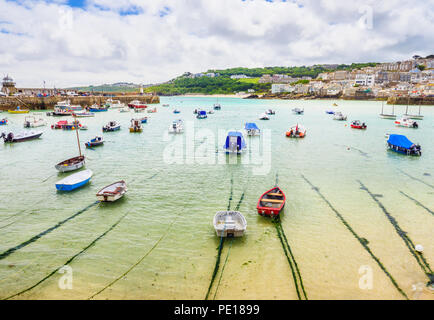 St. Ives, ENGLAND - Juni 19: schöne St Ives Harbour an einem heißen Tag im Sommer in Cornwall, England. In St. Ives, England. Juni 2018 19. Stockfoto