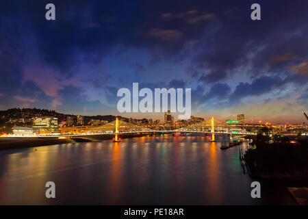 Portland Oregon Downtown Skyline von Tilikum Kreuzung Brücke über Fluss Willamette bei Nacht Stockfoto