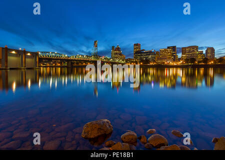 Portland Oregon Downtown Skyline von Hawthorne Bridge von eastbank Esplanade am Abend blaue Stunde Stockfoto