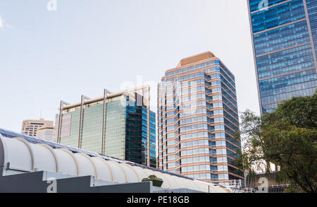 Wolkenkratzer im Morgenlicht, neben Elizabeth Quay Bahnhof in Perth, Western Australien, Ozeanien Stockfoto