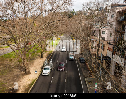 Auf der Suche nach unten von einer Brücke auf eine Straße mit Verkehr, in Perth, Western Australien, Ozeanien Stockfoto