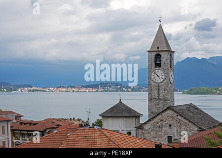 Blick von der Dachterrasse des Hotel Rosa Baveno Italien mit Blick auf Kirche Clock Tower und der Lago Maggiore Stockfoto