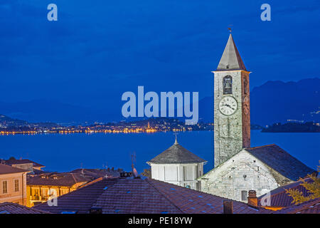 Blaue Stunde Blick von der Dachterrasse des Hotel Rosa Baveno Italien mit Blick auf Kirche Clock Tower und der Lago Maggiore angezeigt beleuchtete Kirche und sparklin Stockfoto