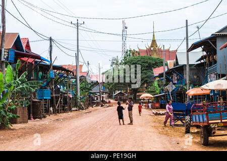 Kinder in Kampong Phluk, einer der Kambodscha" schwimmender Dörfer" der Tonle Sap, während der trockenen Jahreszeit. Stockfoto