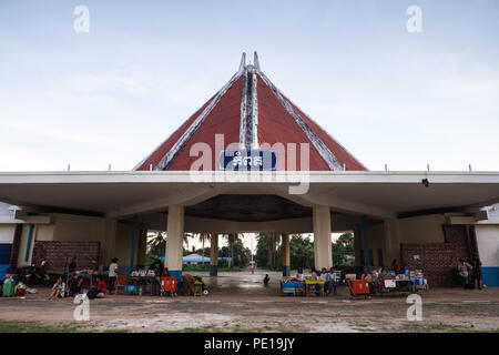 Passagiere und lokalen Obst und Gemüse Verkäufer bei Kampot Bahnhof, Kambodscha. Stockfoto