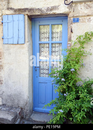 Hübsche blaue Tür von einem kleinen Haus im Dorf in Murviel-lès-Béziers, Frankreich Stockfoto