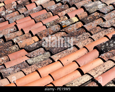 Gemischte alten und neuen französischen Dachziegeln auf dem Dach eines Hauses in Murviel-lès-Béziers, Frankreich Stockfoto