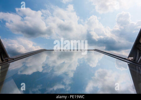 Wolken im Dach Fenster Glas reflektiert wird, nach oben gegen den Himmel Stockfoto