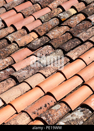 Gemischte alten und neuen französischen Dachziegeln auf dem Dach eines Hauses in Murviel-lès-Béziers, Frankreich Stockfoto