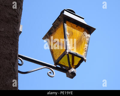 Altmodische Wand montiert Straßenlaterne in Murviel-lès-Béziers, Frankreich Stockfoto