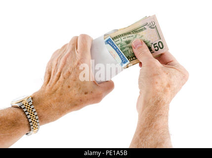 Kaukasischer Ethnie Hände setzen fünfzig-Dollar-Scheine im Umschlag Stockfoto