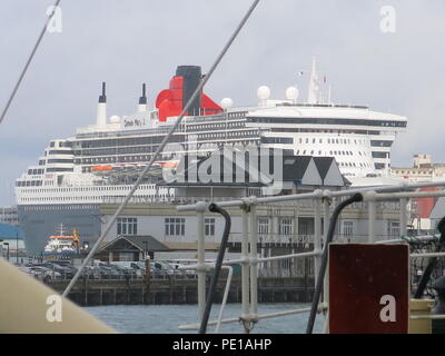 Die ikonischen Ocean Liner Queen Mary 2, einer der "drei Königinnen" der Cunard Line betrieben; in Southampton, England angedockt Stockfoto